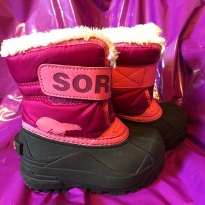 Kids Sorel snow boots. Pink.